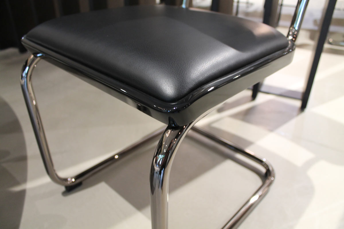 Freischwinger S64 P, Nordic 02 burnt walnut von Thonet