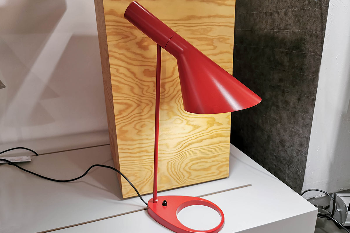 Ausstellungstück im Sale: Tischleuchte AJ Table rot von Louis Poulsen für 790 €