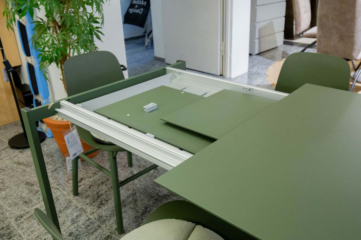 Tisch Thin-K und Stuhlgruppe Sharky mit Sitzkissen von Kristalia