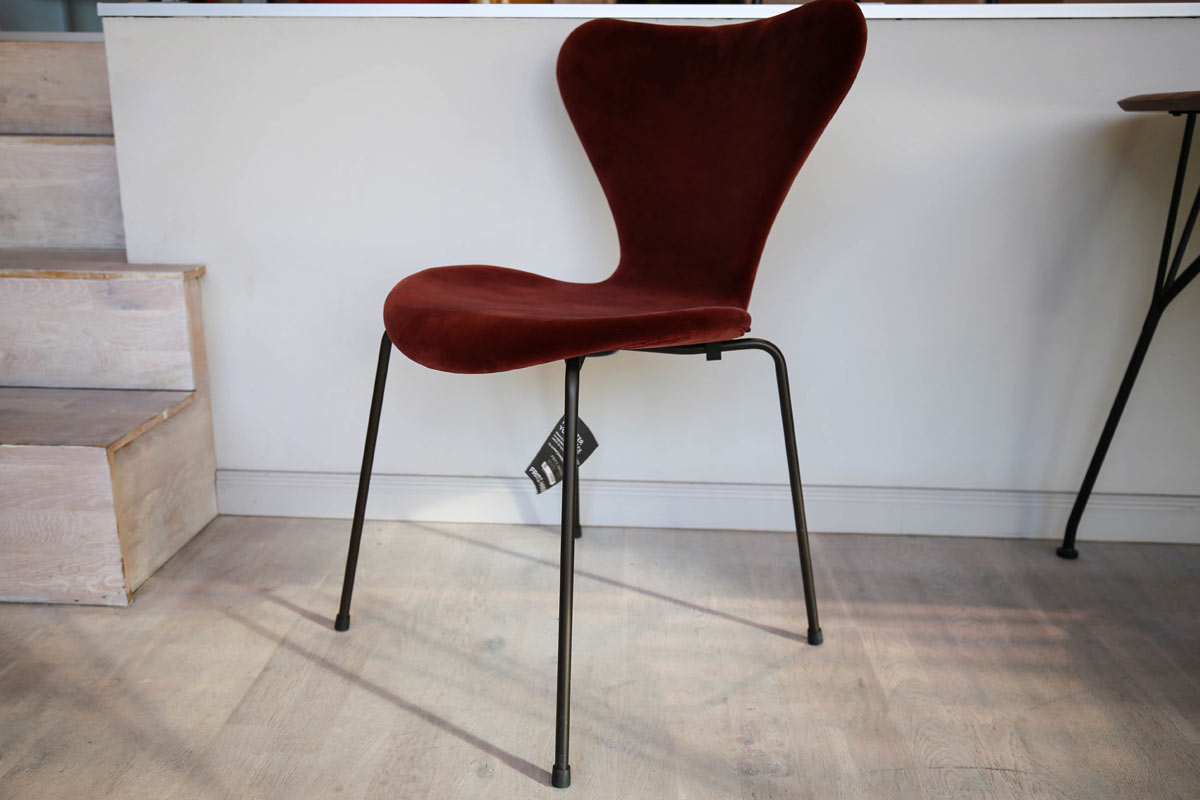 Ausstellungstück im Sale: Stuhl Serie 7 Velvet von Fritz Hansen für 450 €