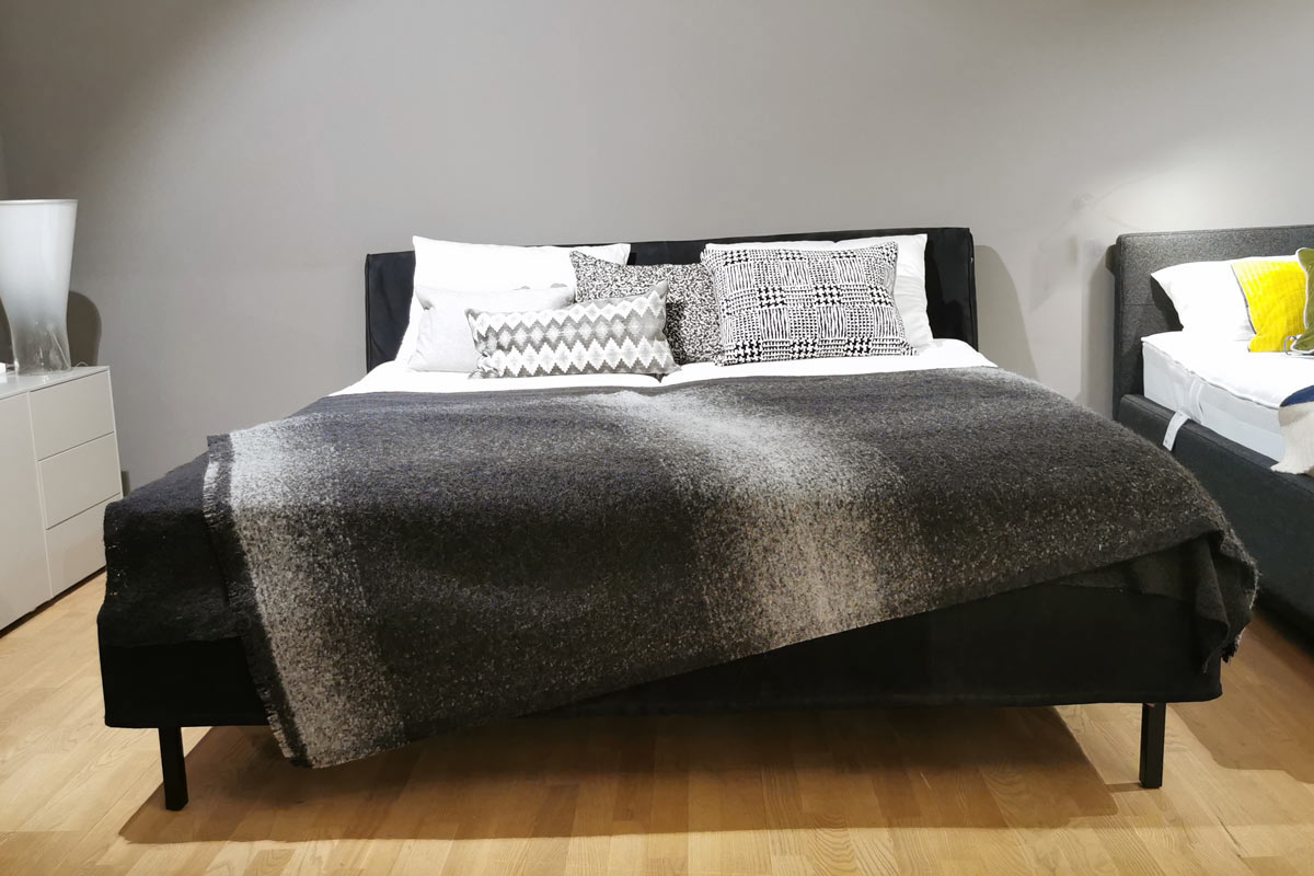 Ausstellungstück im Sale: Bett F-Bett inkl. Lattenrost und Matratzen von Cramer Polstermanufaktur für 5.900 €
