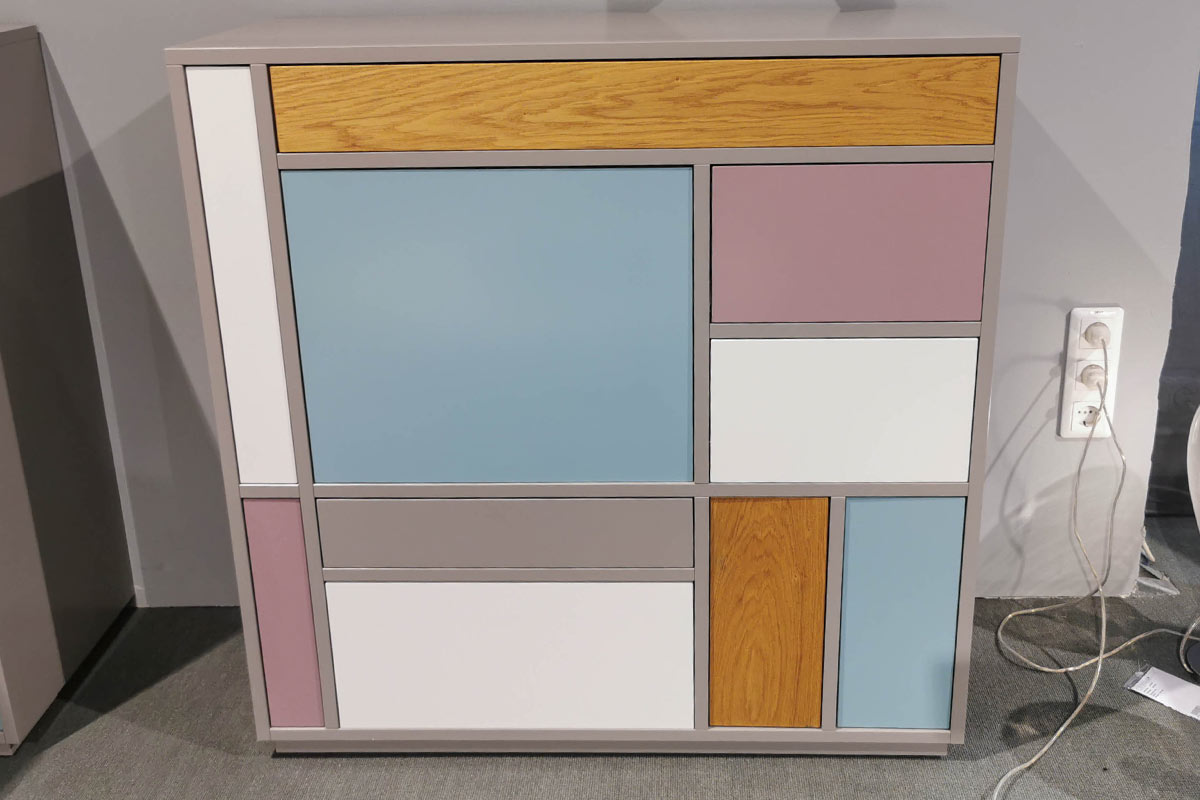 Ausstellungstück im Sale: Kommode Atrium Mondrian pastell von Cramer Holzmanufaktur für 2.390 €