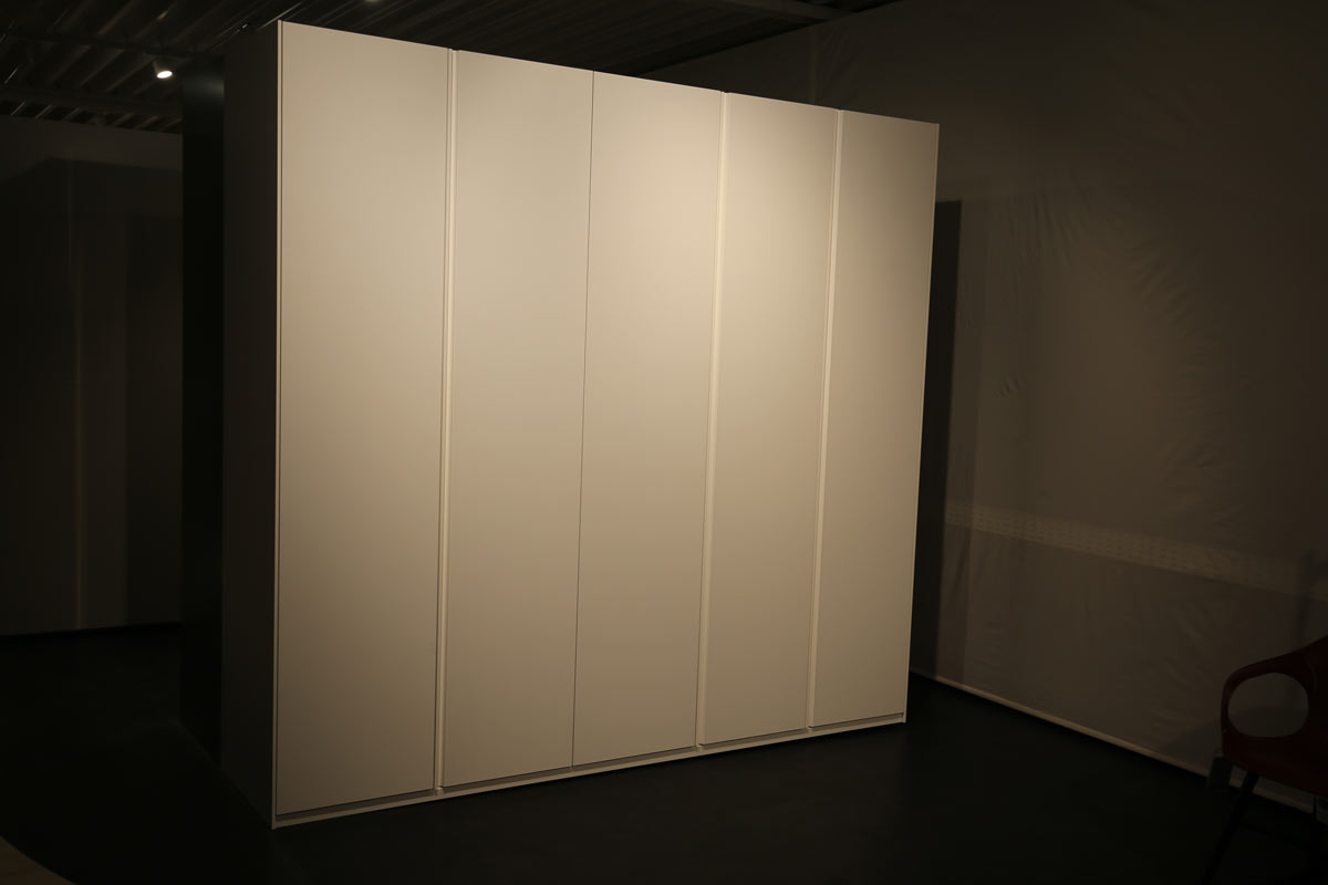 Ausstellungstück im Sale: Kleiderschrank Refugium von Cramer Holzmanufaktur für 2.390 €