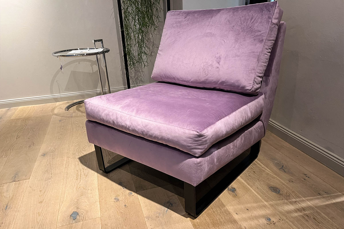 Ausstellungstück im Sale: Sessel 105 violet  von Cramer Polstermanufaktur für 990 €