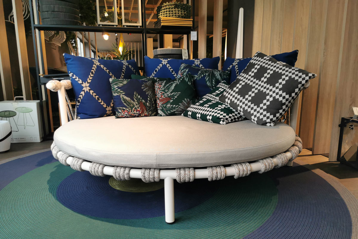 Ausstellungstück im Sale: Outdoor Sofa Trampoline 561  von Cassina für 9.200 €