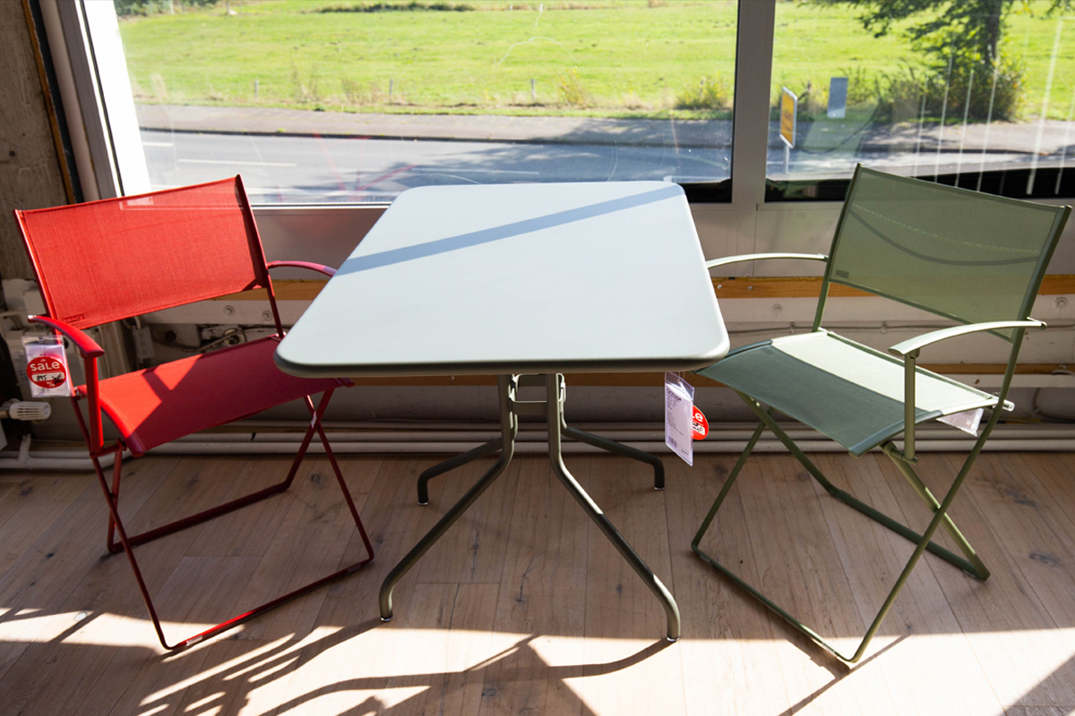 Ausstellungstück im Sale: Set Outdoor-Stühle Plein + Outdoor-Tisch Petale von Fermob für 895 €